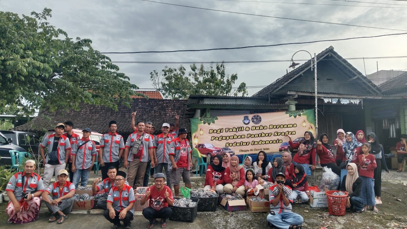 Paguyuban Panther Sragen Bagikan 2.500 Takjil di Perempatan Mlale!